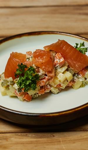 Оливье со слабосолёным лососем