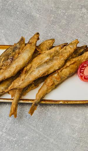 Обжаренная мойва с соусом тартар