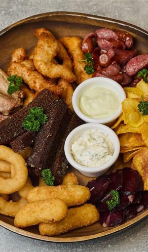 Пивной сет на компанию(стрипсы, охотничьи колбаски, сырные палочки, куриные крылья, казылык, чипсы, луковые кольца, гренки чесночные, соус чесночный, соус тартар)