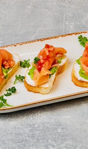 Брускетта с лососем слабосоленым
